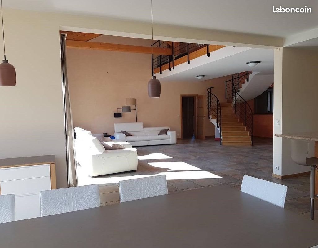 Maison à louer, 250m², Saint-Julien-en-Genevois