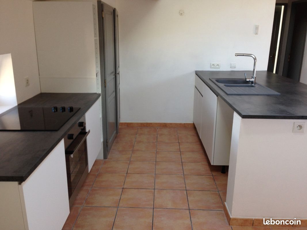 Appartement à louer, 672m², Saint-Paul-Trois-Châteaux