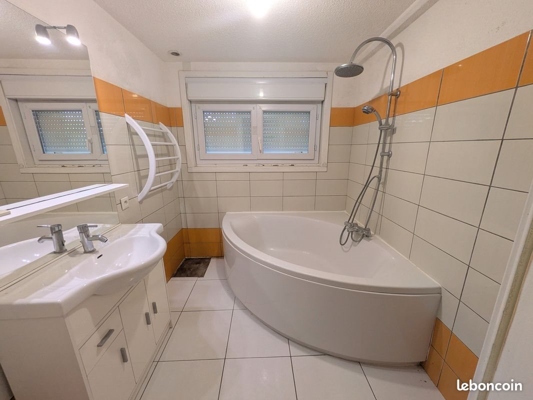 Maison à louer, 142m², Alboussière