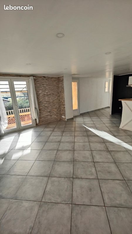Appartement à louer, 83m², Saint-Julien-les-Rosiers