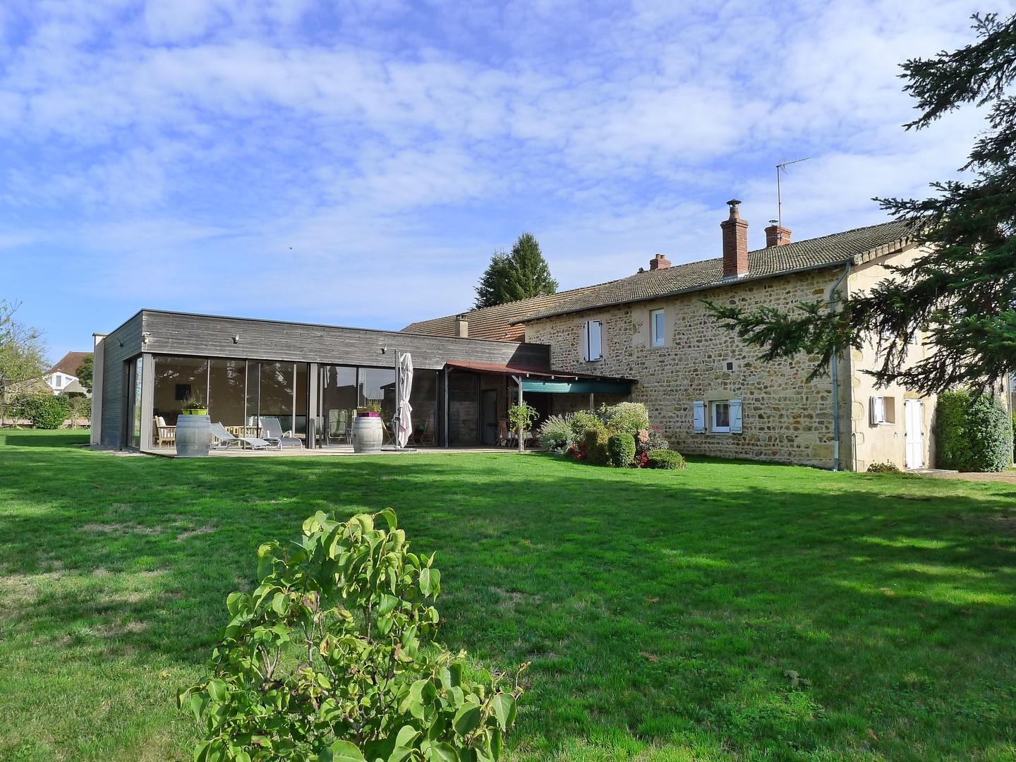 Maison de charme en pierres portée par la modernité