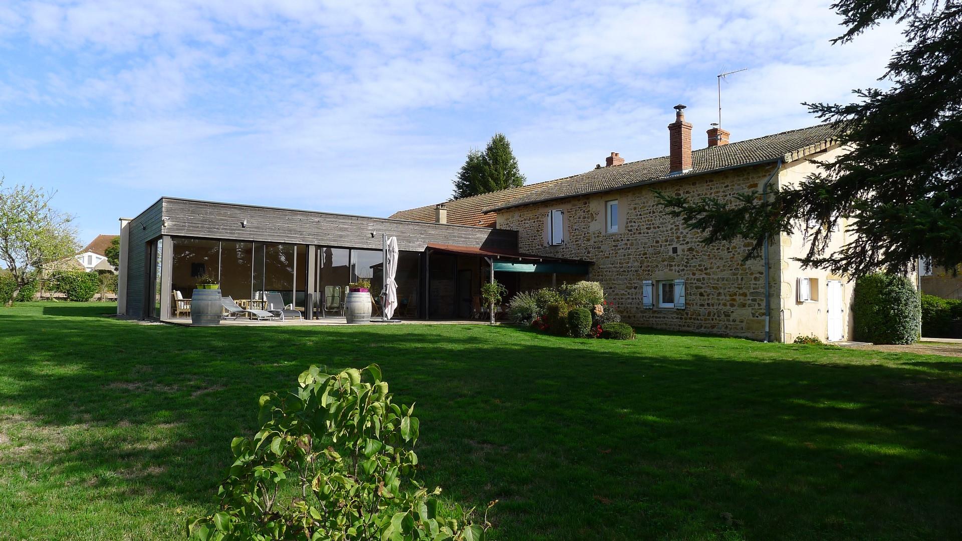 Maison de charme en pierres portée par la modernité