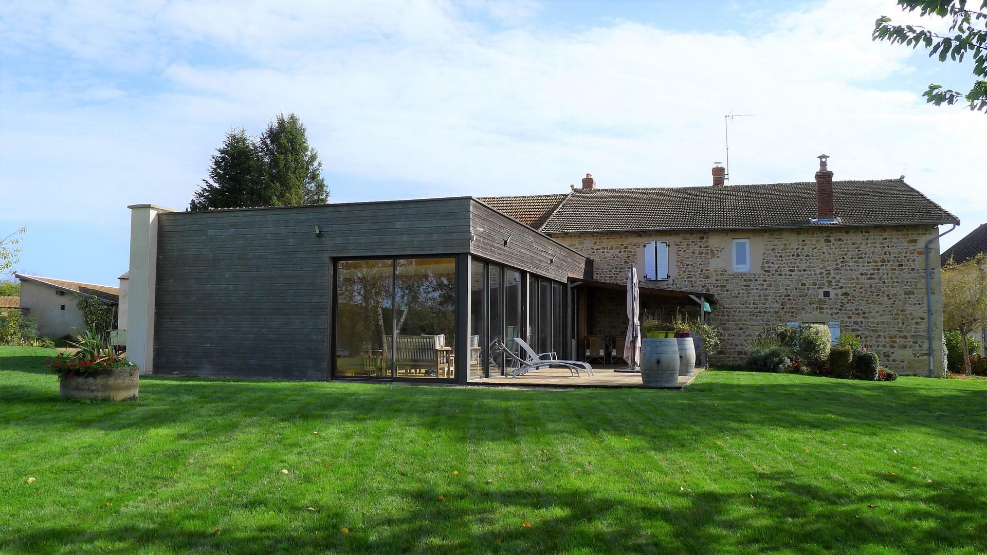 Maison de charme en pierres portée par la modernité