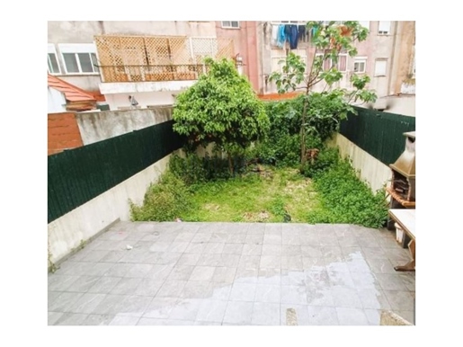 Renovierte 2-Zimmer-Wohnung mit Terrasse in Venteira