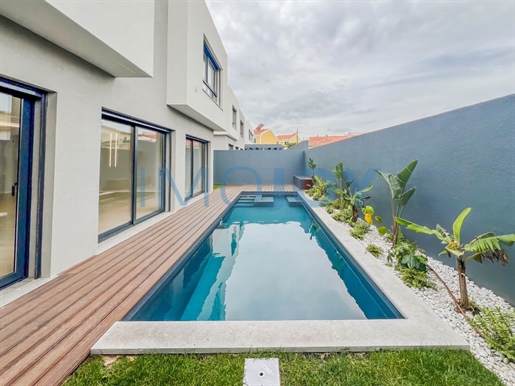 Uitstekende luxe villa met 4 slaapkamers, nieuw met zwembad en tuin