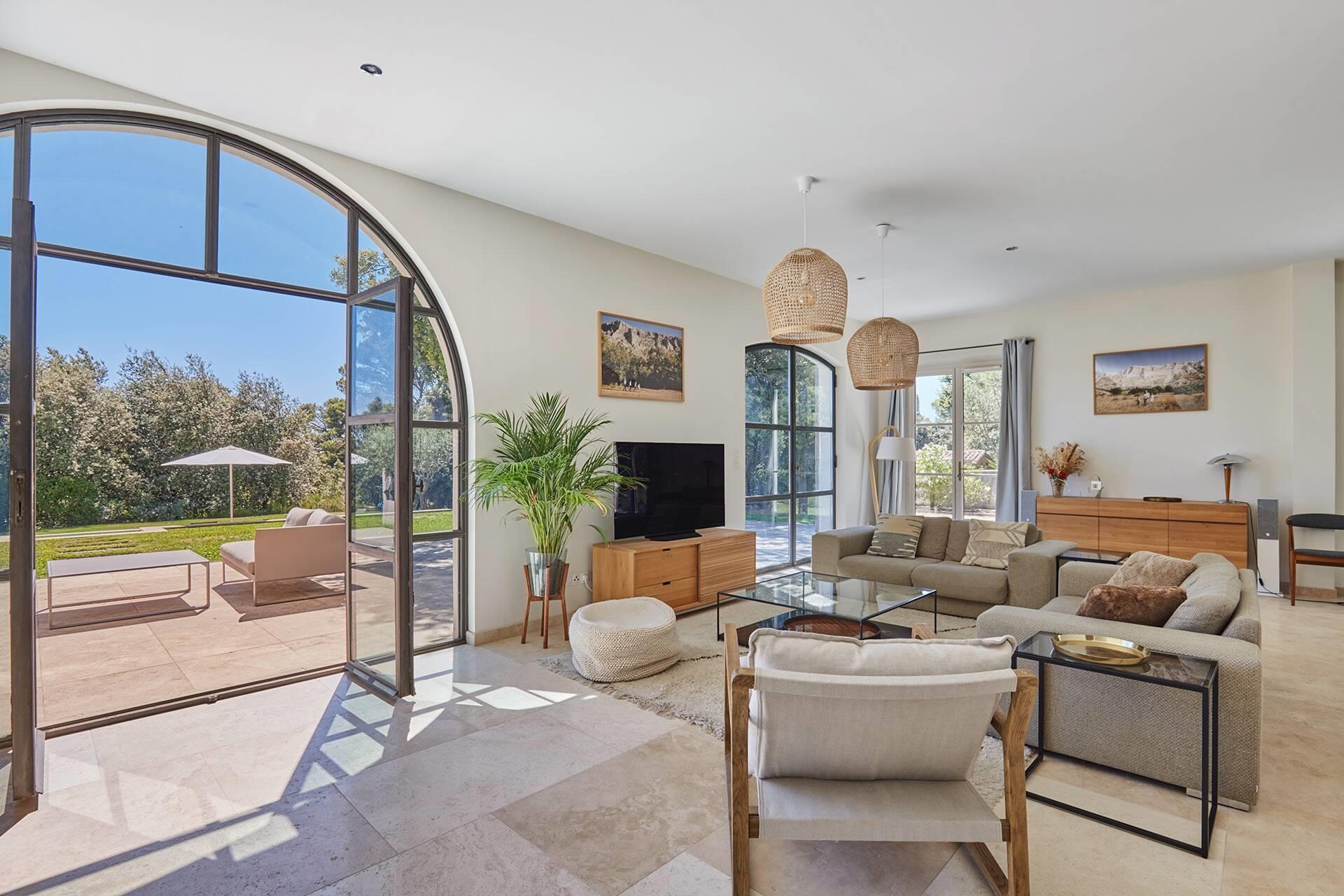 Maison à louer, 394m², Saint-Marc-Jaumegarde