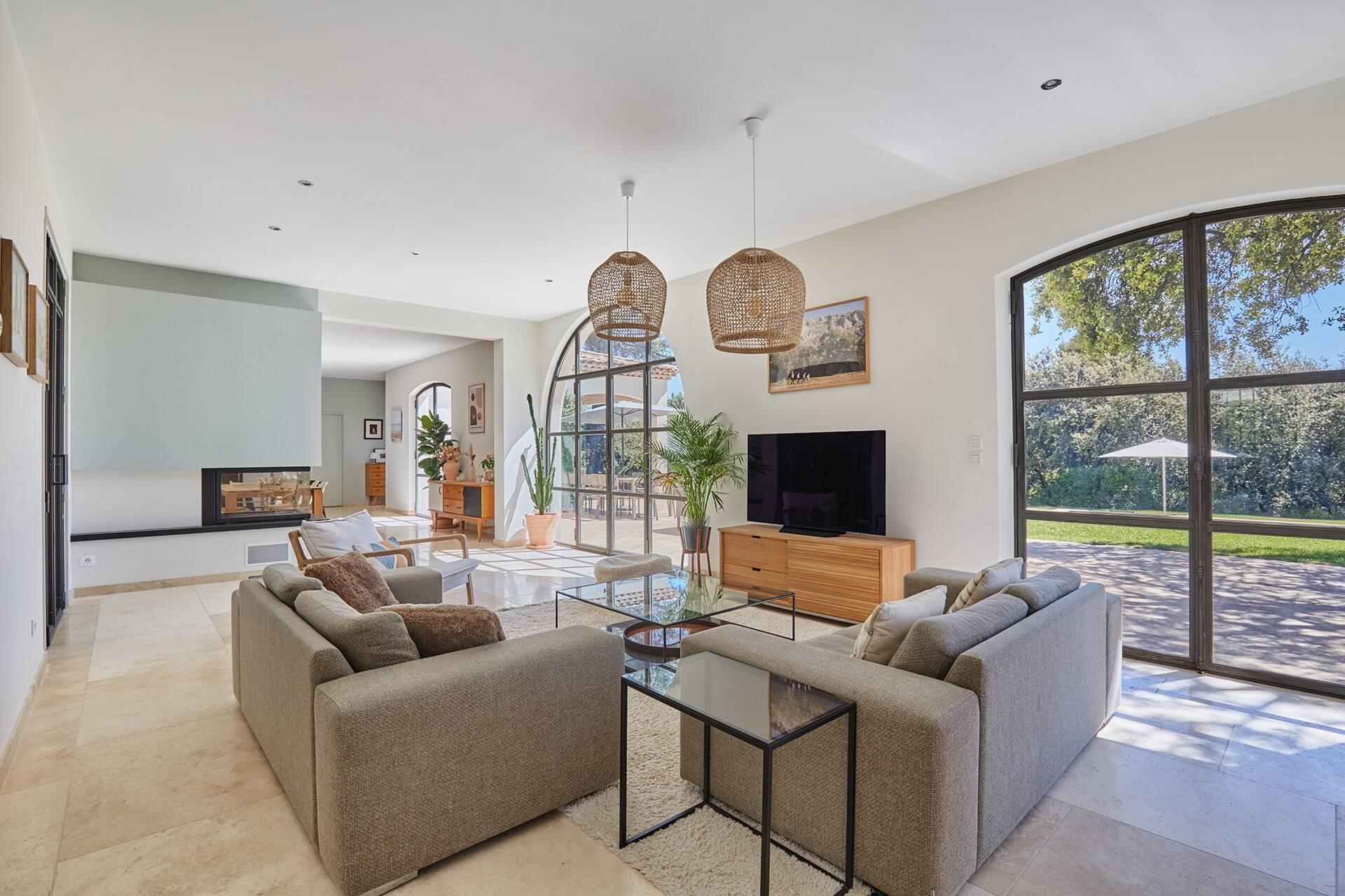 Maison à louer, 394m², Saint-Marc-Jaumegarde