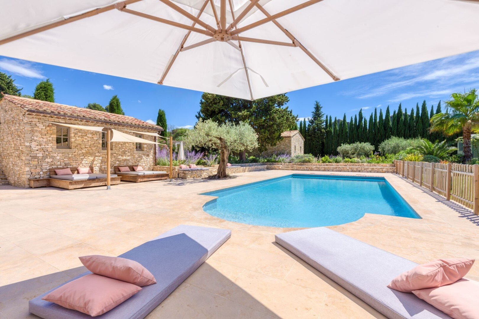 Maison à louer, 600m², Saint-Rémy-de-Provence