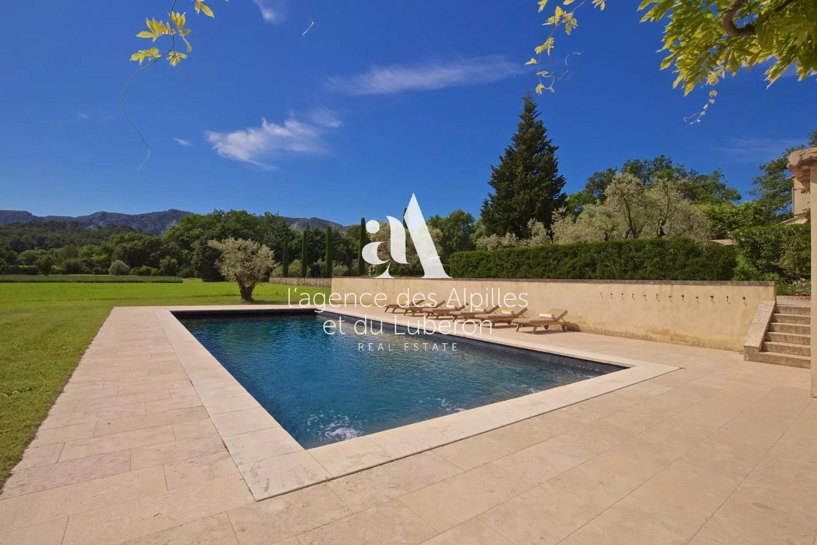 Maison à louer, 710m², Saint-Rémy-de-Provence