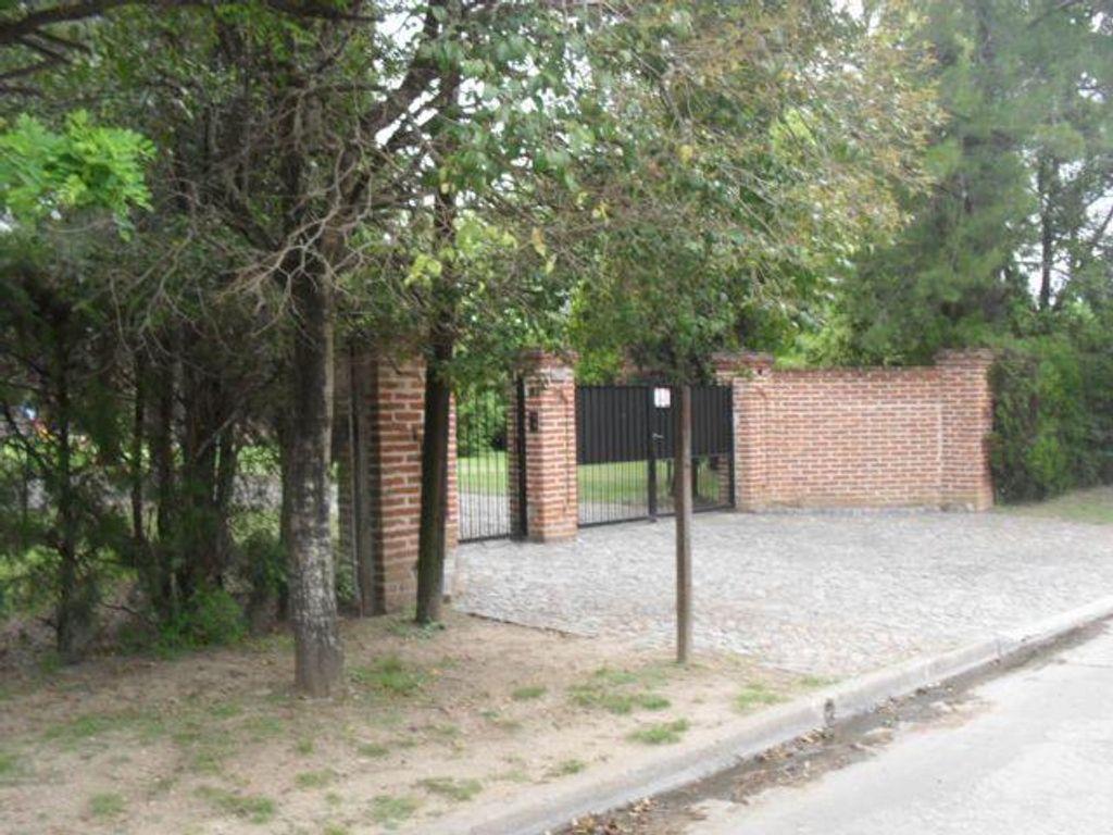 6 room luxury House in 15 Bis E/ 492 y 493, Manuel B. Gonnet, Provincia de Buenos Aires