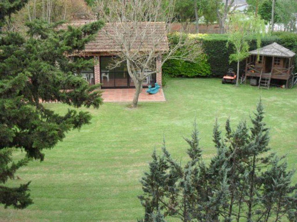 6 room luxury House in 15 Bis E/ 492 y 493, Manuel B. Gonnet, Provincia de Buenos Aires