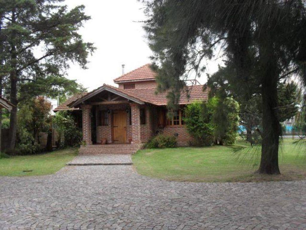 6 room luxury House in 15 Bis E/ 492 y 493, Manuel B. Gonnet, Provincia de Buenos Aires