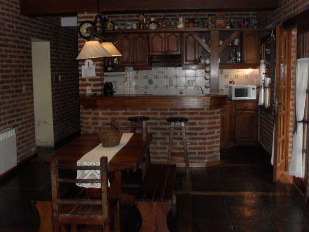 6 room luxury House in 15 Bis E/ 492 y 493, Manuel B. Gonnet, Provincia de Buenos Aires