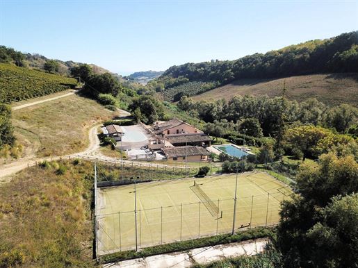 Country house with pool and tennis court 