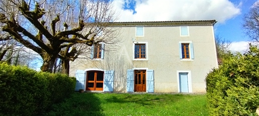 Character 3-bedroomed property of 140sqm at 10mins from shops, Prayssac