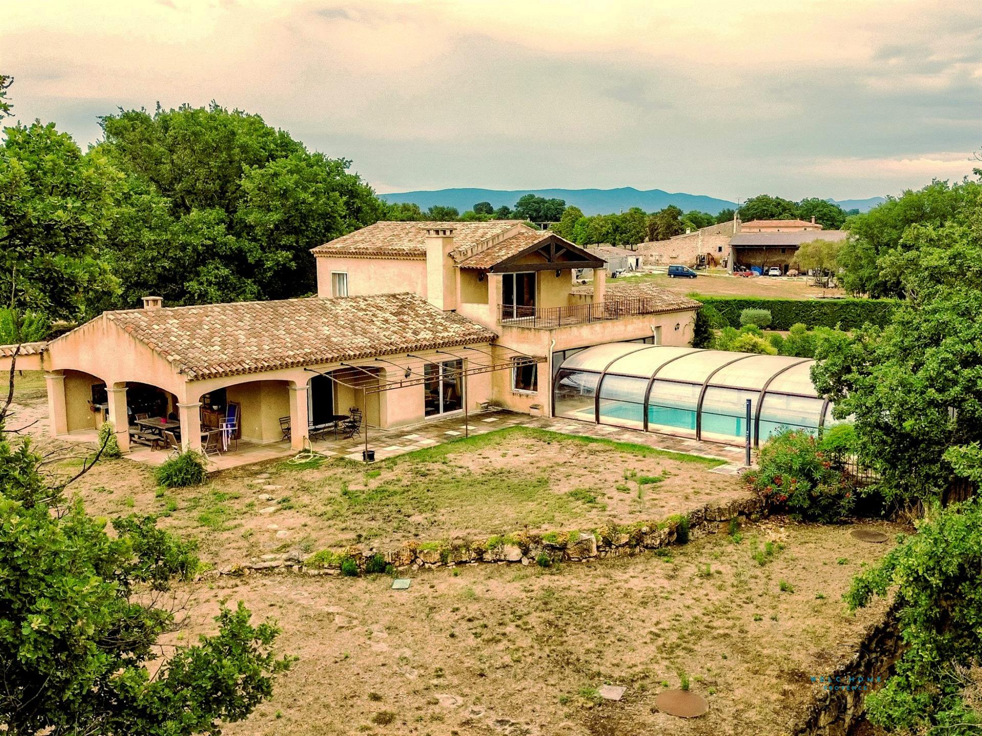 Purchase: Luxury property (83630)
