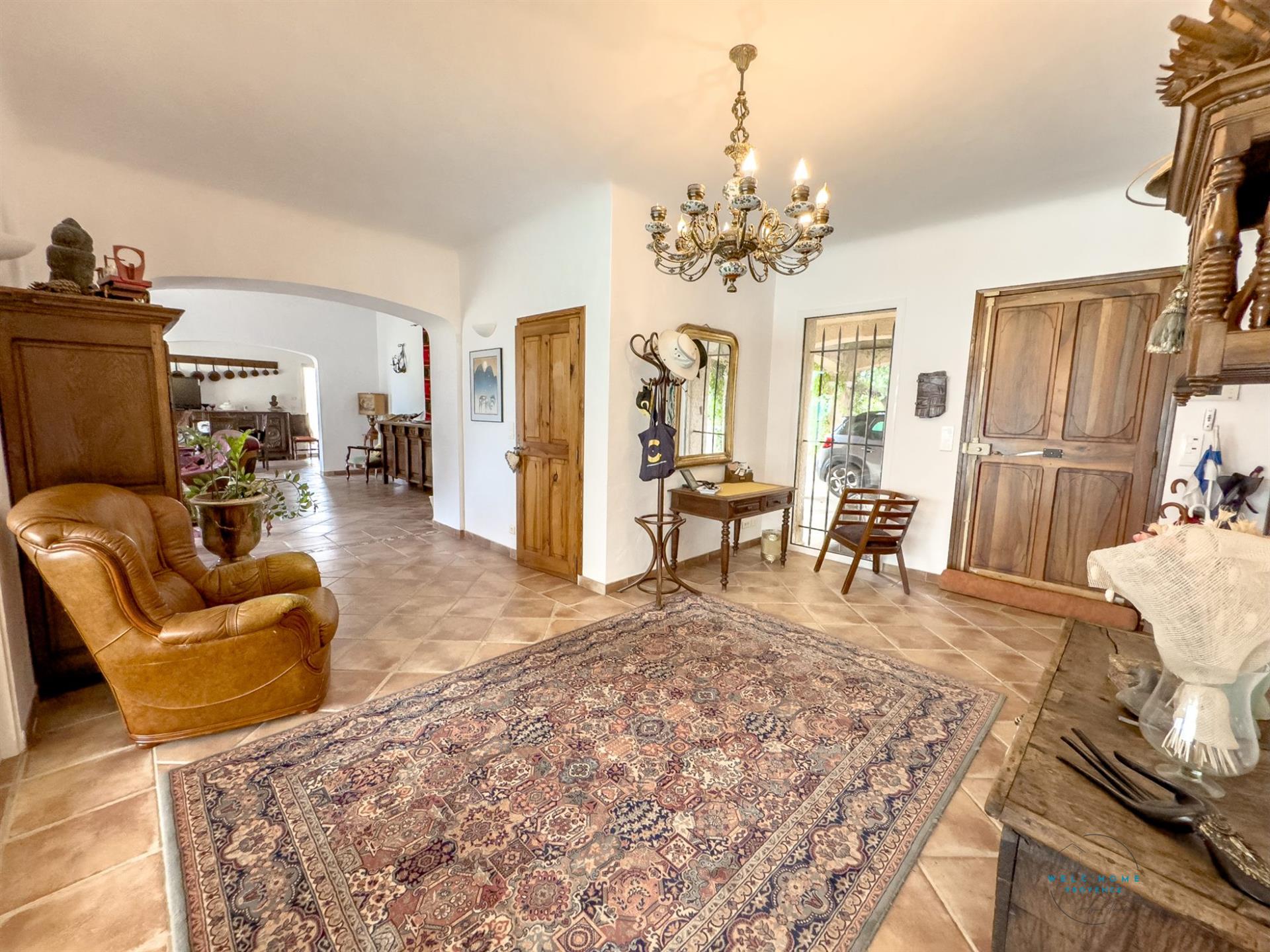 Purchase: Luxury property (83630)
