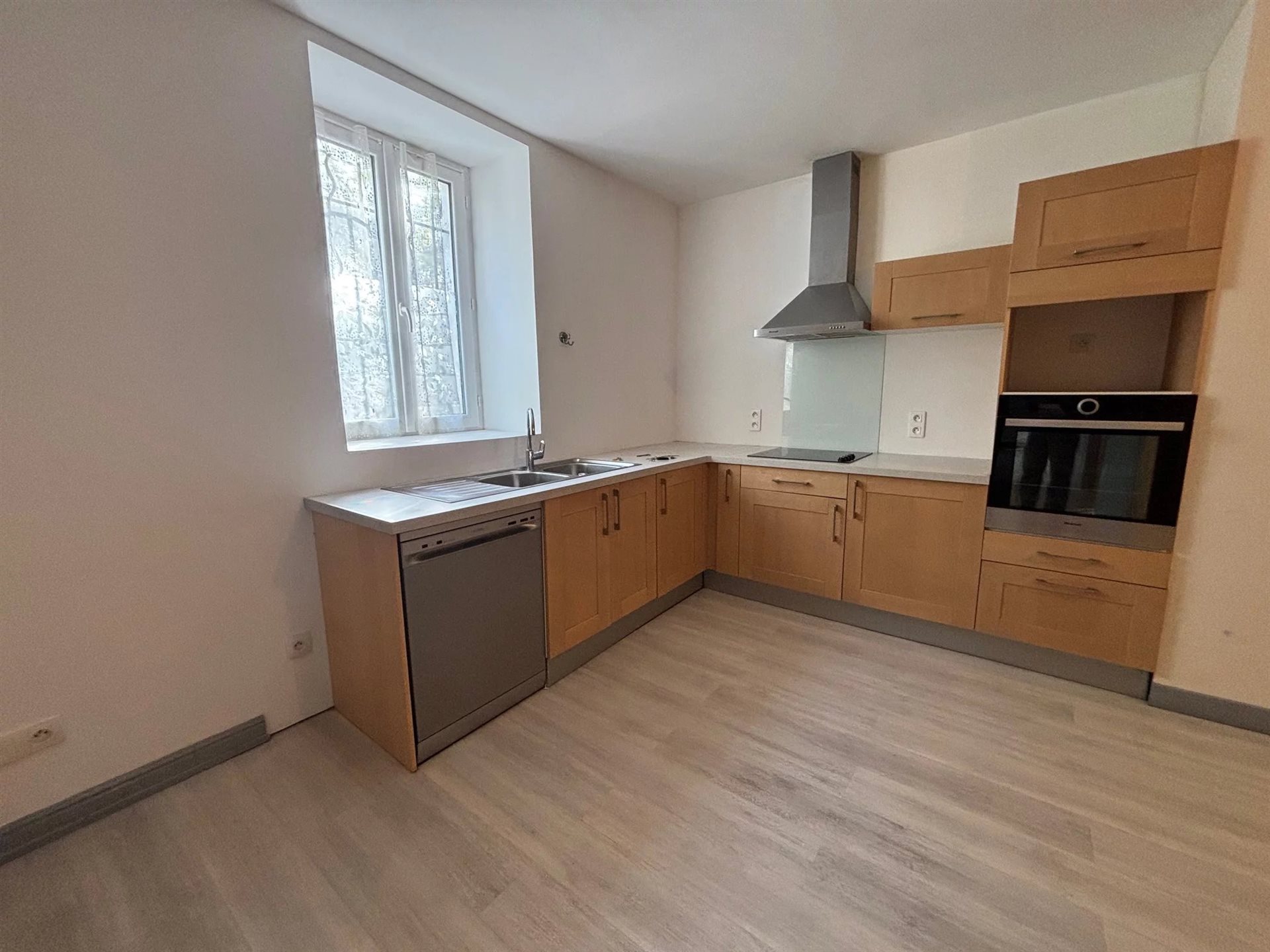 Maison à louer, 93m², Bizanet