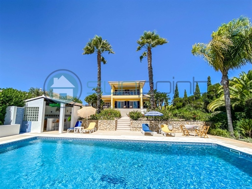 4 bedroom villa in a highly sought after location with sea views & large garage