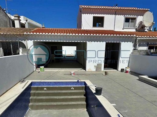 Fully renovated 2+1 semi-detached villa in Praia da Luz