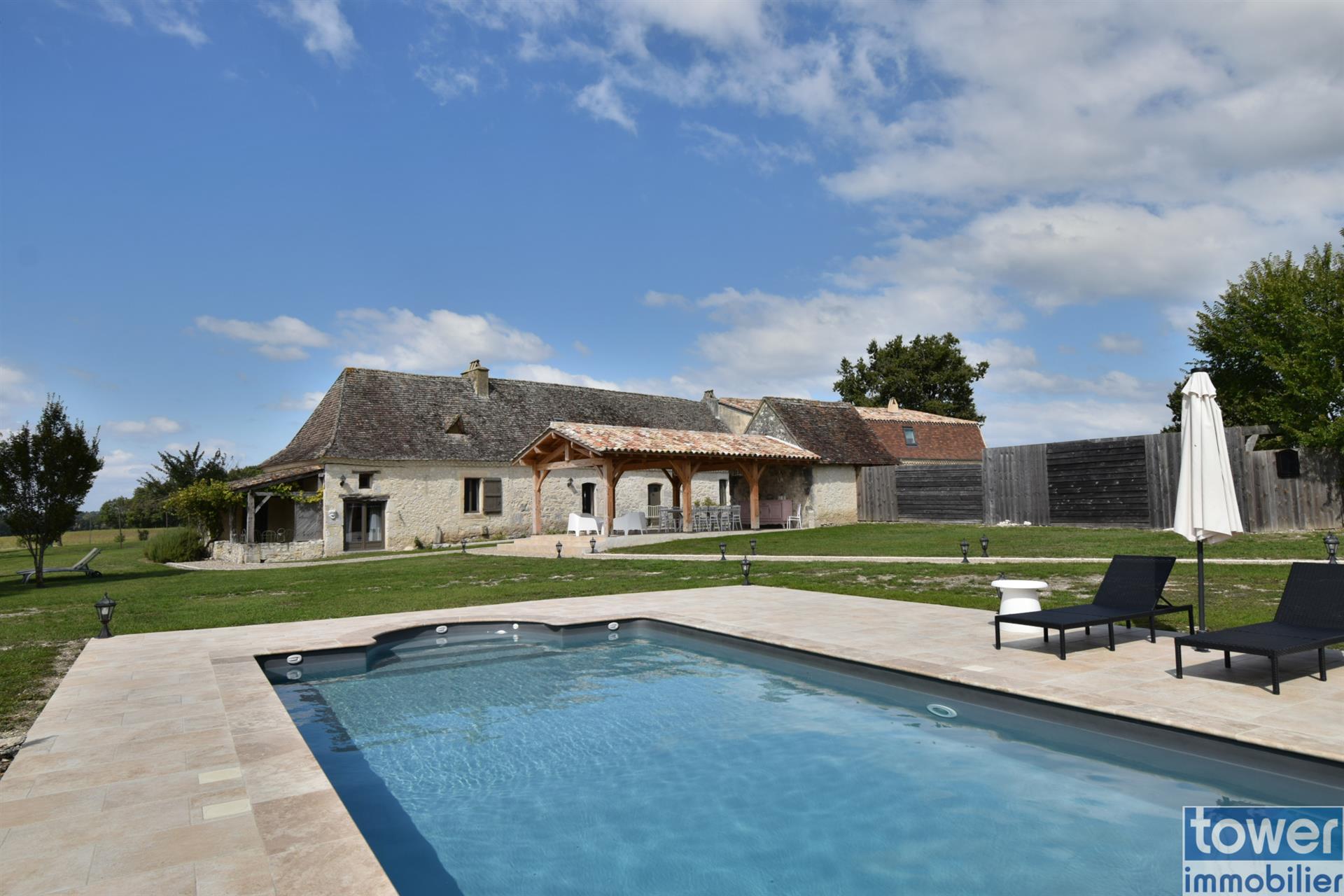 Issigeac, 464 m2 stone farmhouse renovated with 2 gîtes and swimming pool on 14 hectares