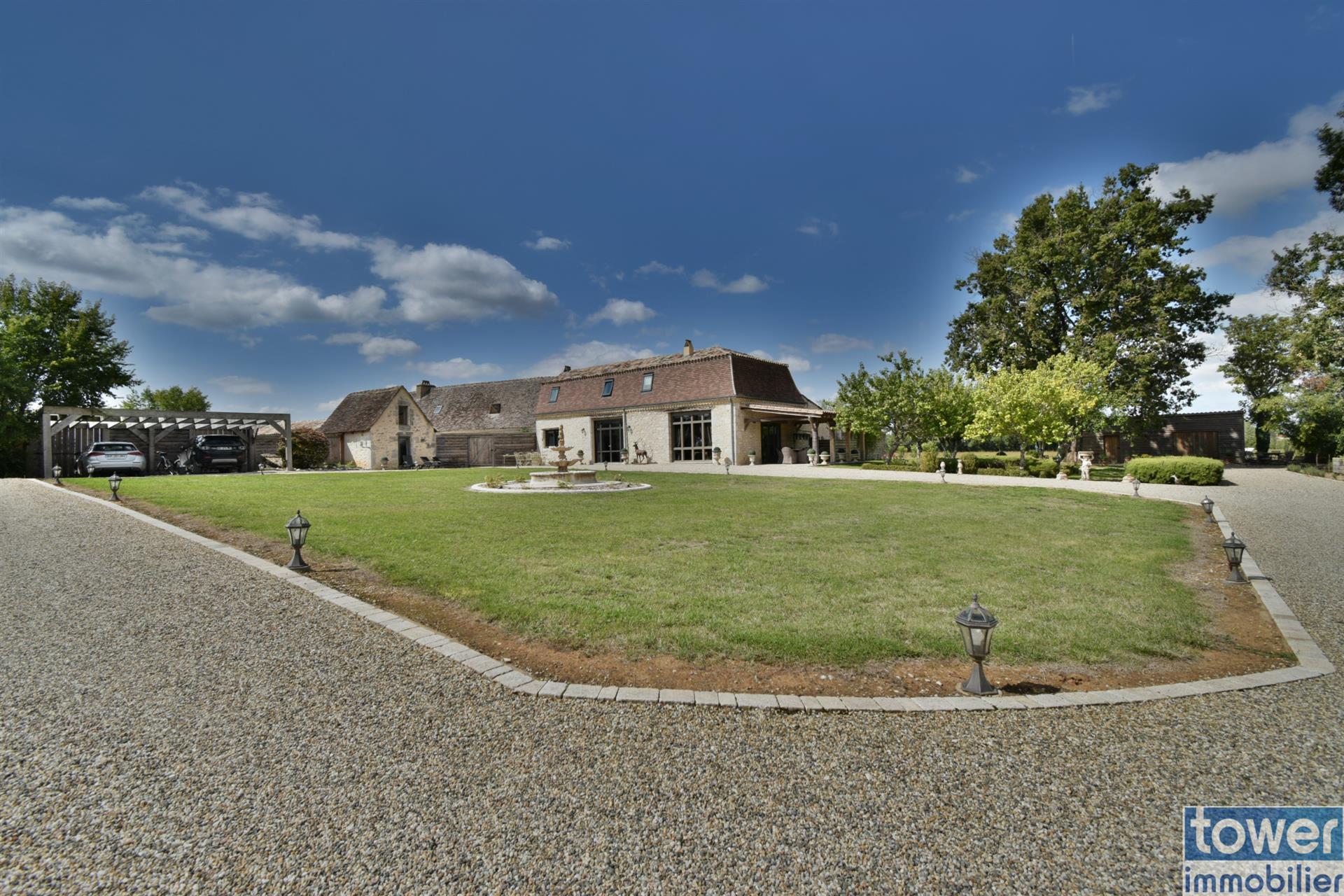 Issigeac, 464 m2 stone farmhouse renovated with 2 gîtes and swimming pool on 14 hectares