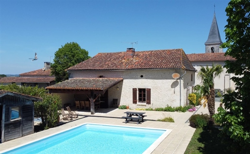 Charmante maison de quatre chambres avec piscine dans le Sud-Charente !