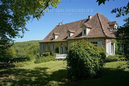 Charming Périgourdine house, at the gates of Bergerac, on a park of 7000m2, beautiful environment -