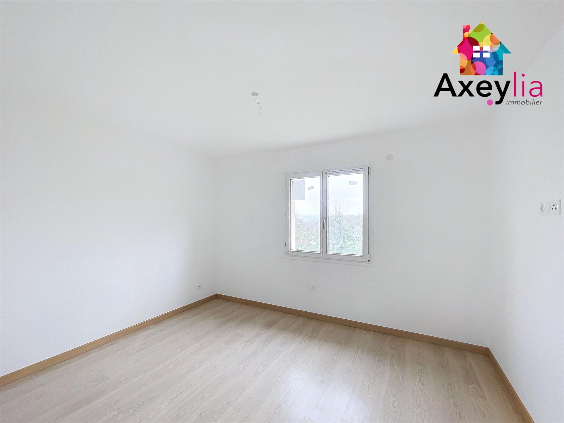 For Sale - Briennon Area - Single-Story House With Land
