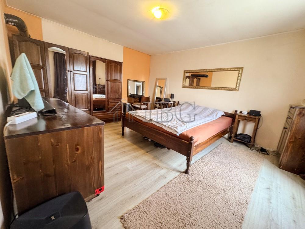 ?? Renovated 3-Bedroom Brick House with Large Garage and Garden Near Balchik