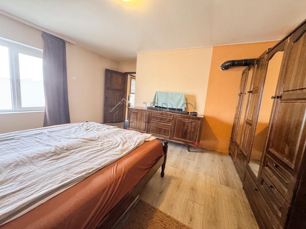 ?? Renovated 3-Bedroom Brick House with Large Garage and Garden Near Balchik