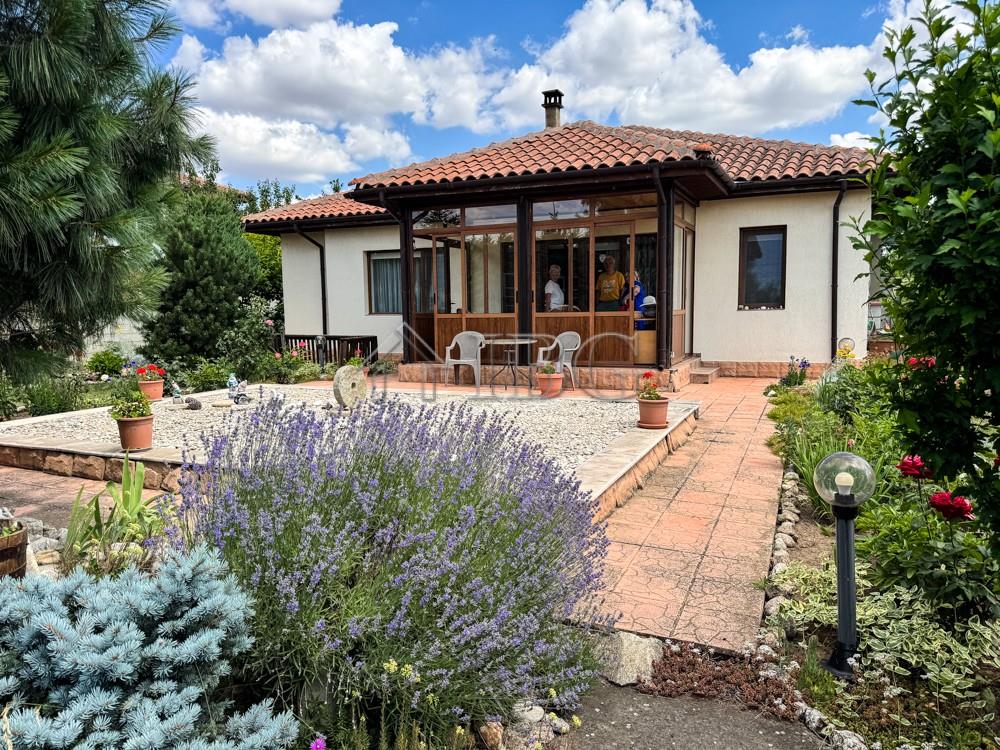 Lovely 3-Bedroom House with Garden Paradise Near Balchik