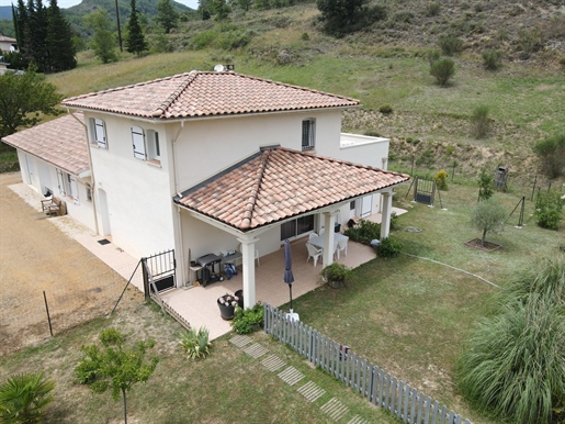 Villa de una sola planta con casa rural