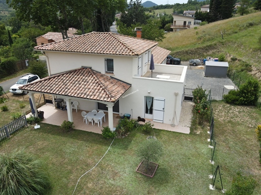 Villa de una sola planta con casa rural