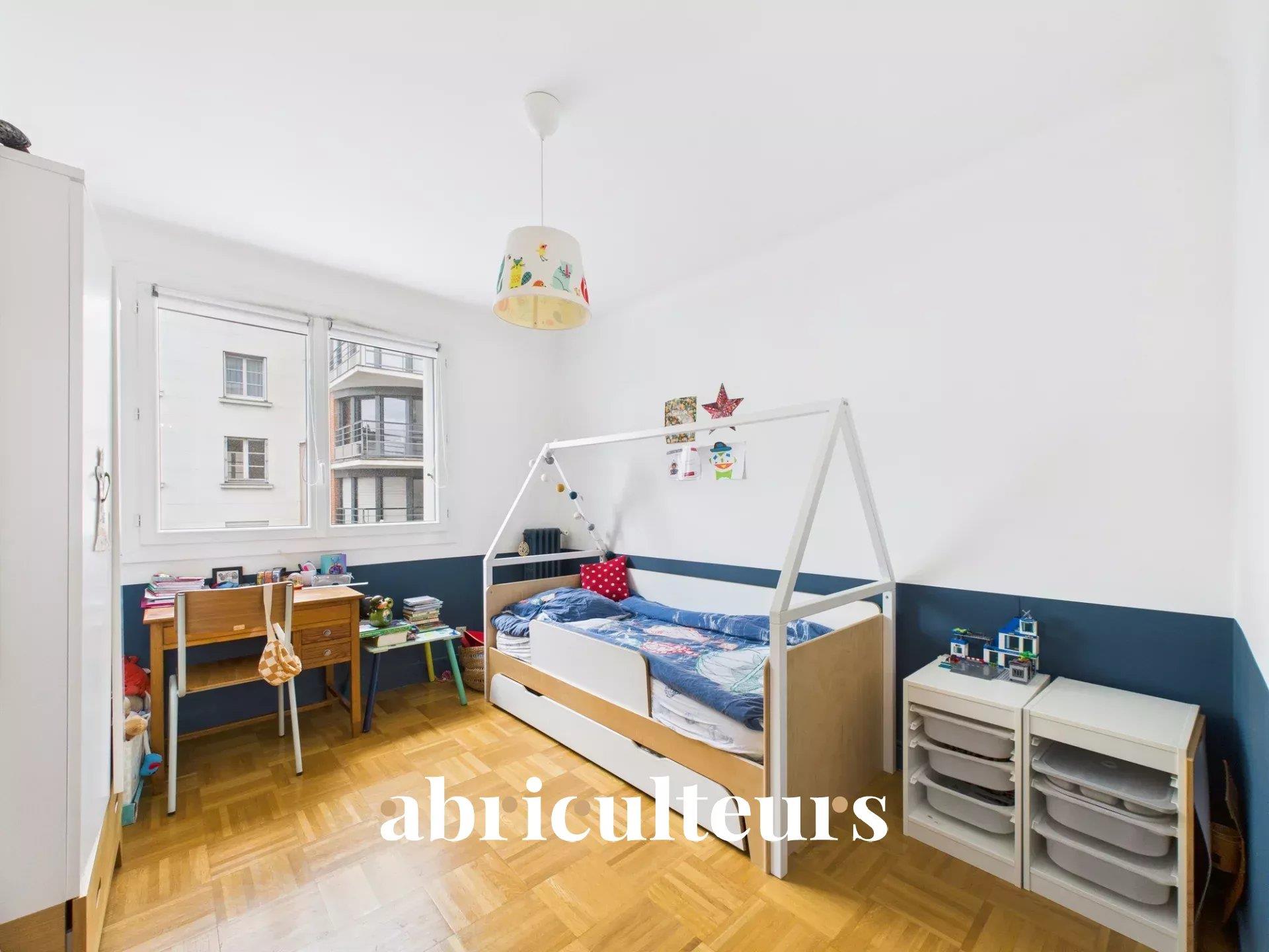 Large family flat in perfect condition - 4 bedrooms, 101m², 2nd floor with lift - place René Bouhier