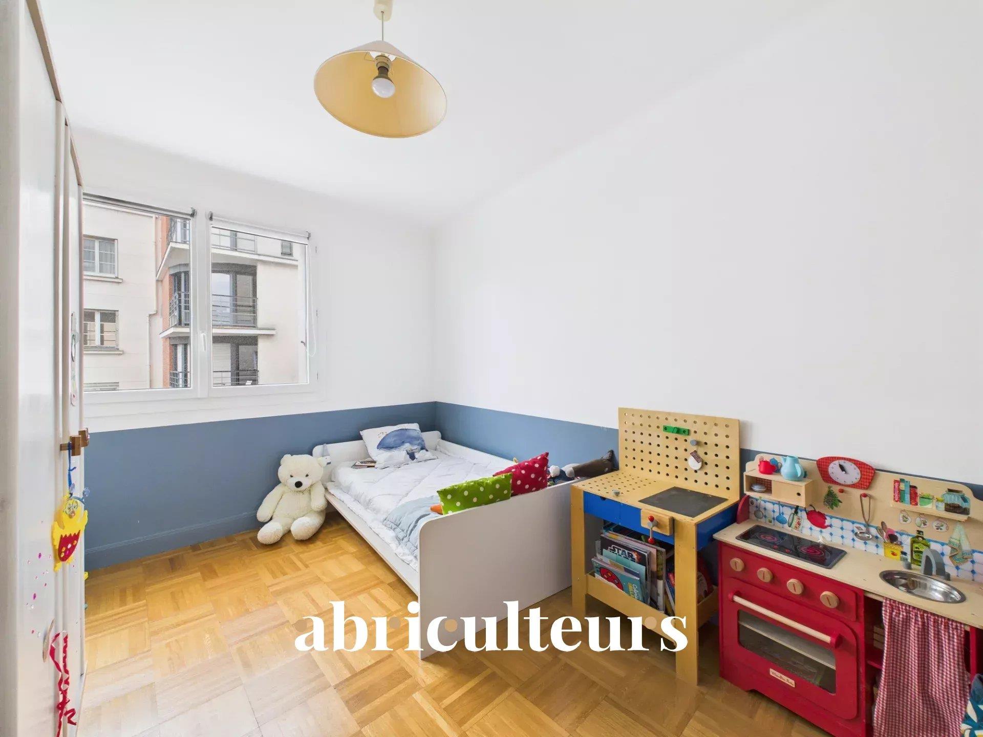 Large family flat in perfect condition - 4 bedrooms, 101m², 2nd floor with lift - place René Bouhier