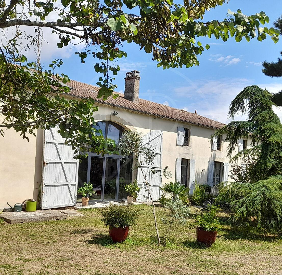 Magnifique ferme en pierre rénovée, avec cinq chambres avec salle de bains privative