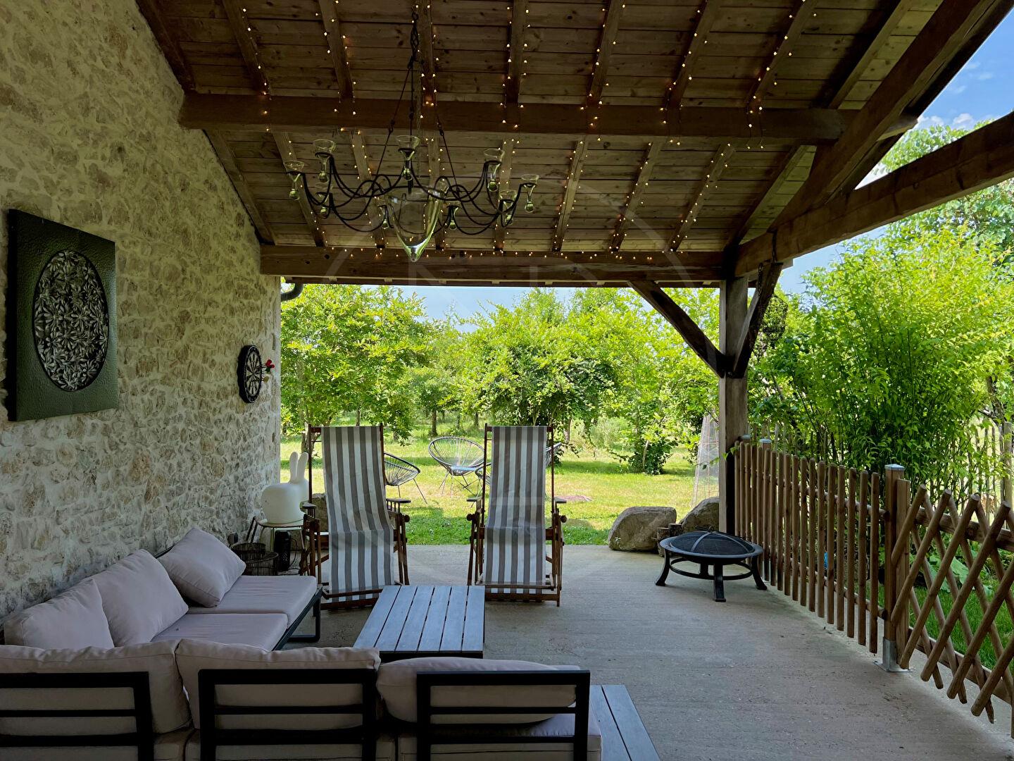 Magnifique ferme en pierre rénovée, avec cinq chambres avec salle de bains privative