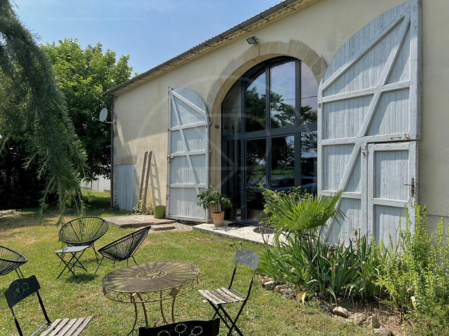 Magnifique ferme en pierre rénovée, avec cinq chambres avec salle de bains privative