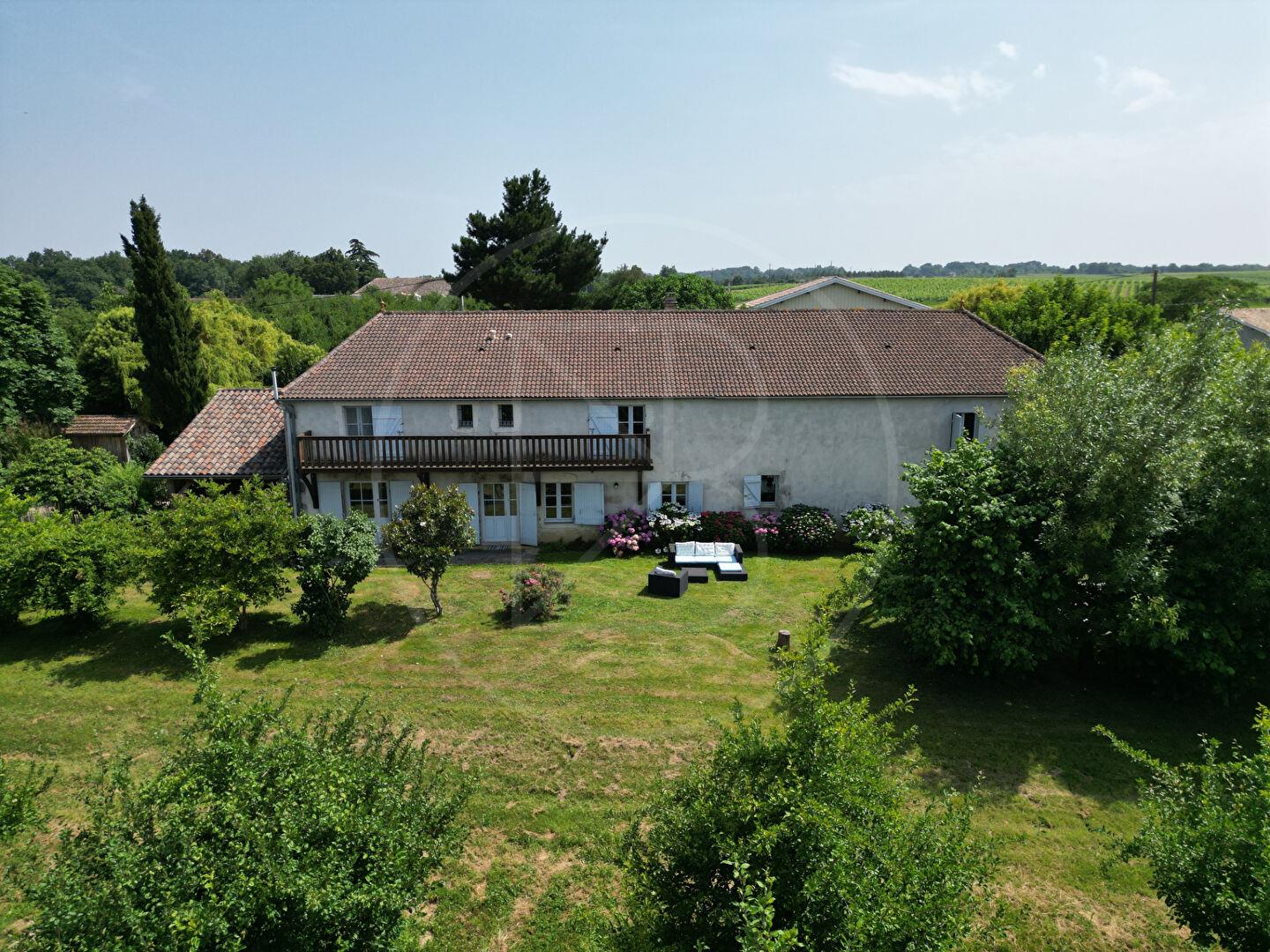 Magnifique ferme en pierre rénovée, avec cinq chambres avec salle de bains privative