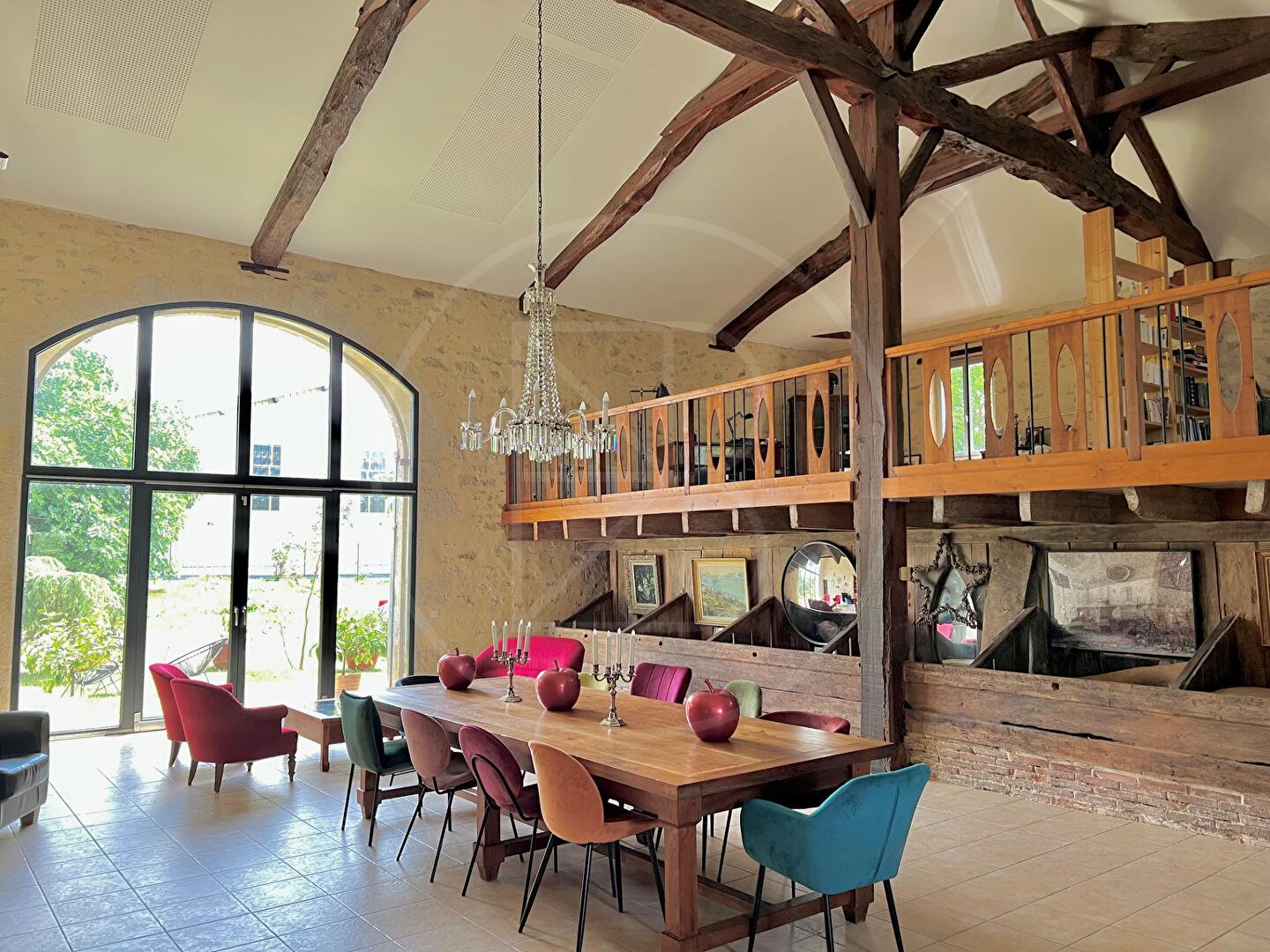 Magnifique ferme en pierre rénovée, avec cinq chambres avec salle de bains privative