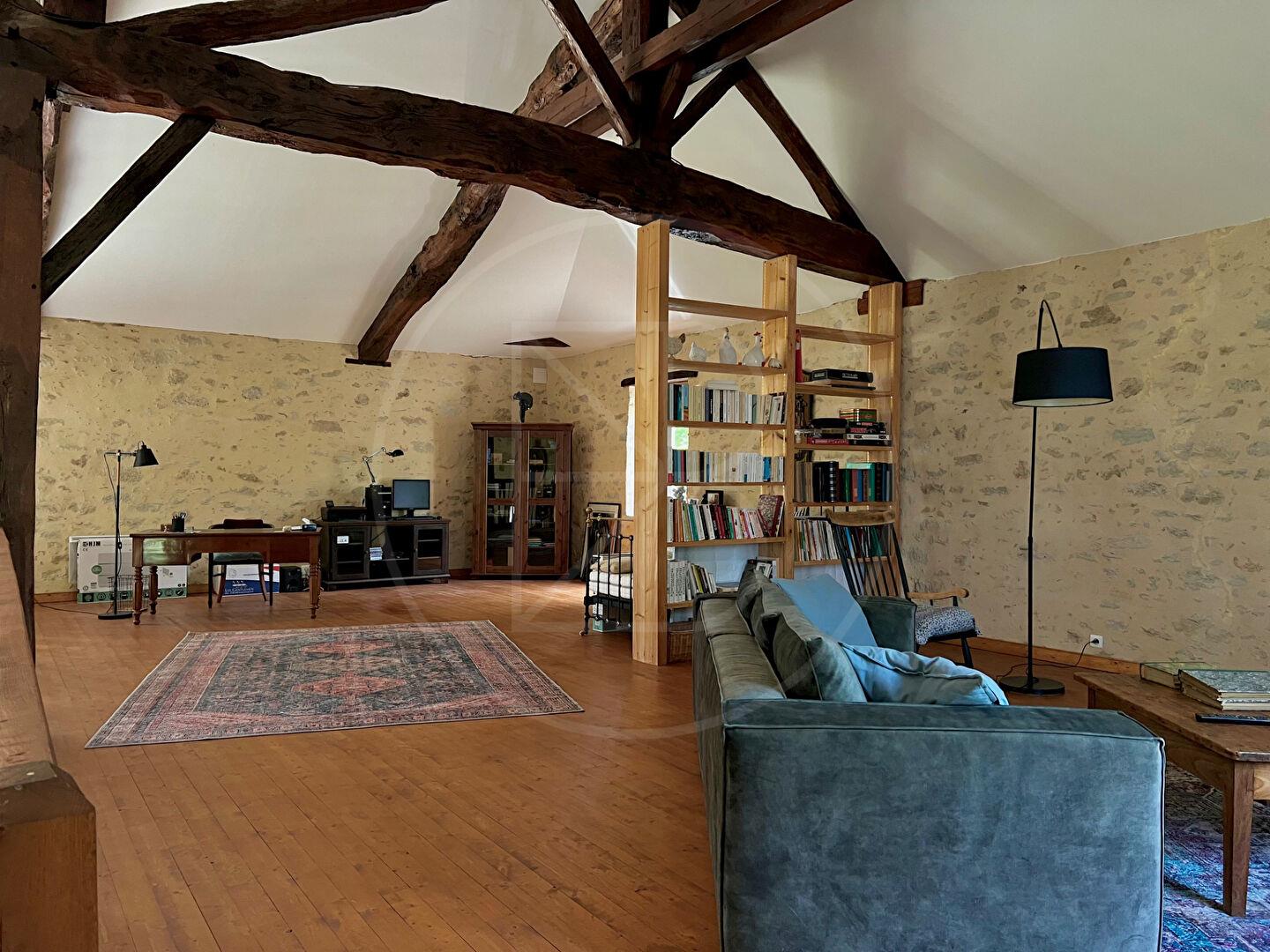 Magnifique ferme en pierre rénovée, avec cinq chambres avec salle de bains privative