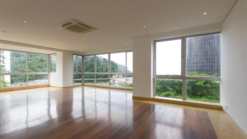 Magnificent renovated apartment in São Conrado, condominium