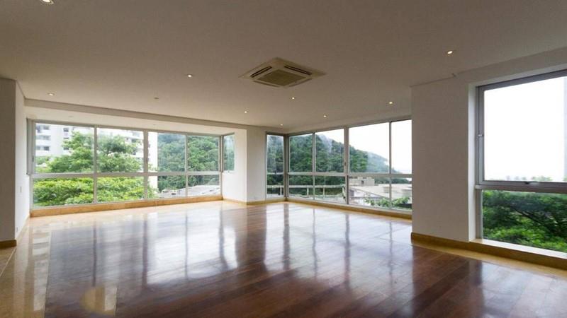 Magnificent renovated apartment in São Conrado, condominium