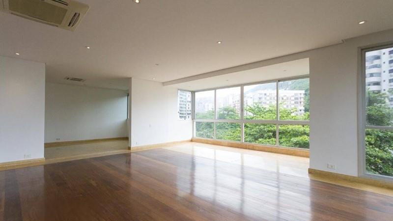 Magnificent renovated apartment in São Conrado, condominium