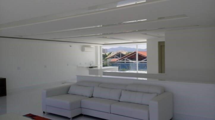 Magnificent triplex house with elevator in Quintas do Rio