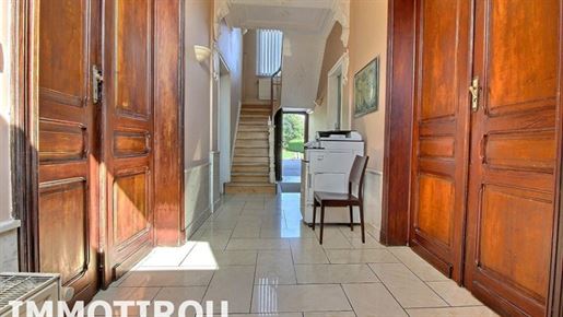 Purchase: Business premises (6240)