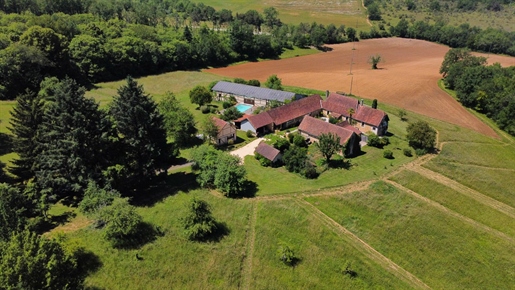 Oude boerderij te koop met 3 gîtes en 2 zwembaden op 11 hectare rust.