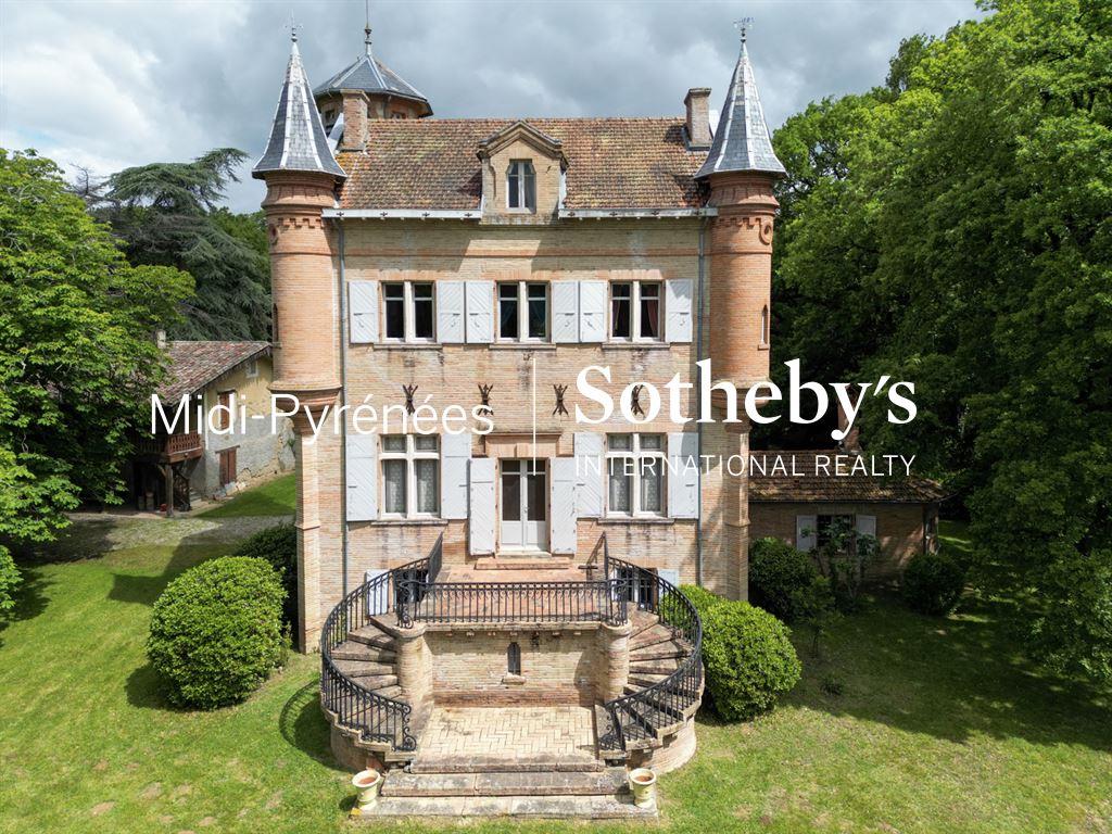 An incomparable allure for this authentic 19th-century hunting lodge in need of renovation