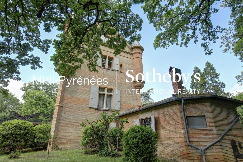 An incomparable allure for this authentic 19th-century hunting lodge in need of renovation